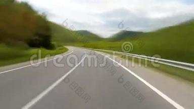 在山里的高速公路上行驶.. 视点摄像机拍摄..
